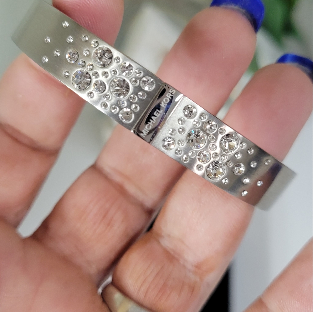 MICHAEL KORS CRYSTAL STONES HINGED BANGLE BRACELET IN GIFT BOX. 🎁 - Picture 3 of 9